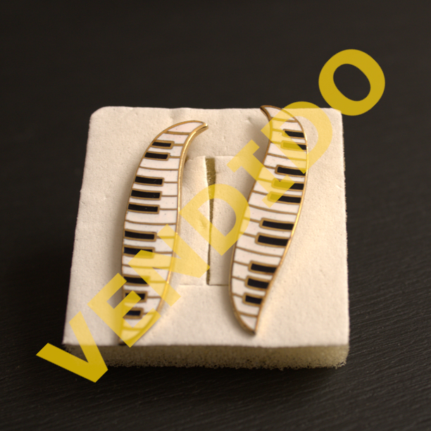 Aretes que simulan ser teclado de piano
