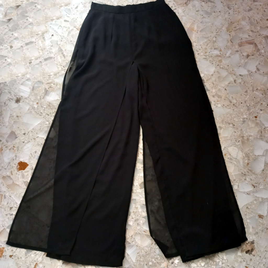 Pantalón negro con tul negro encima