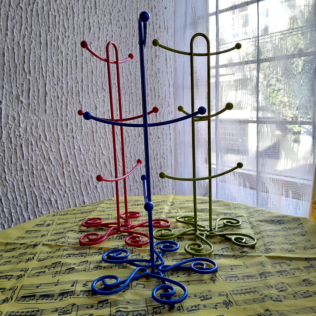 Soportes para tazas vacíos sobre una mesa