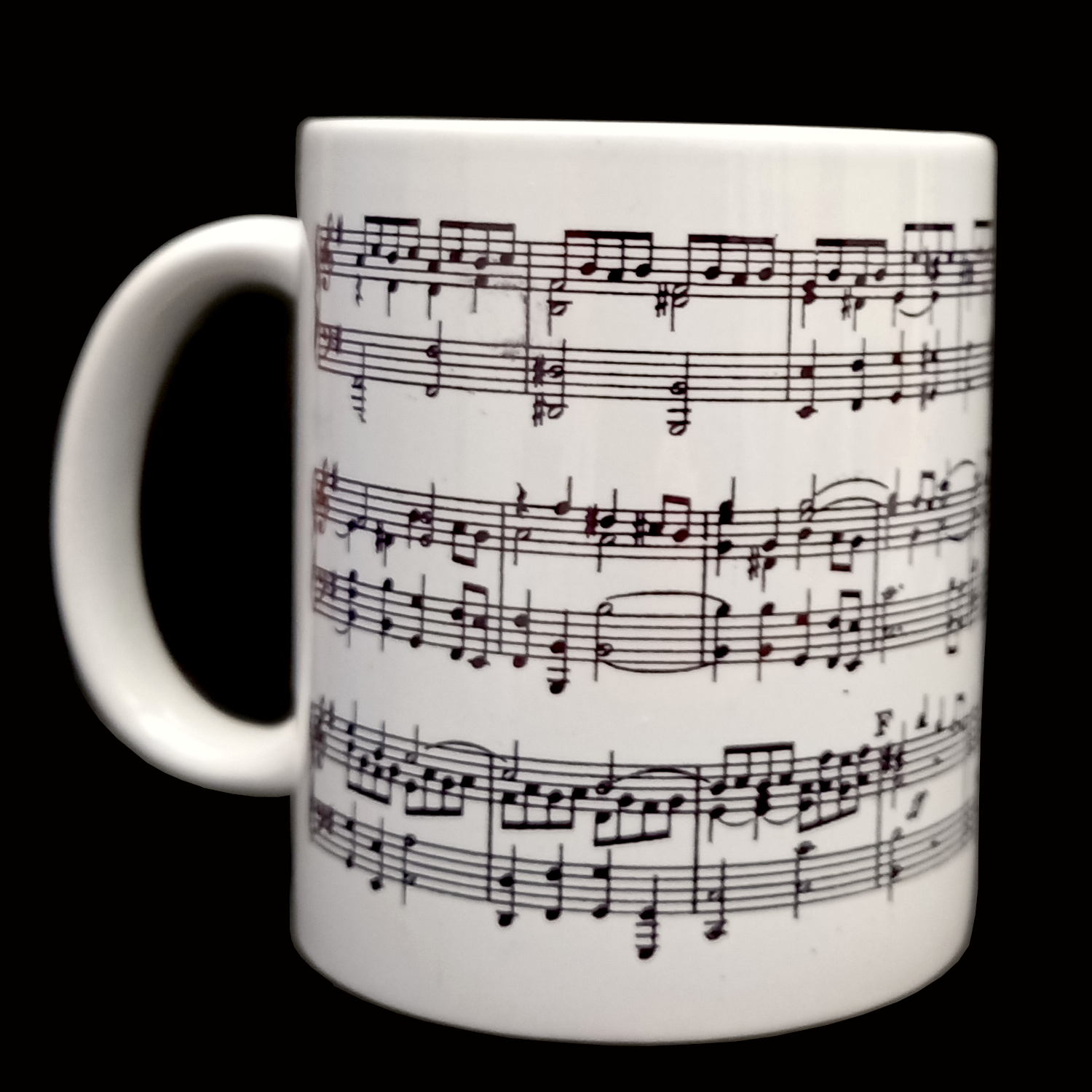 Taza decorada con partituras musicales