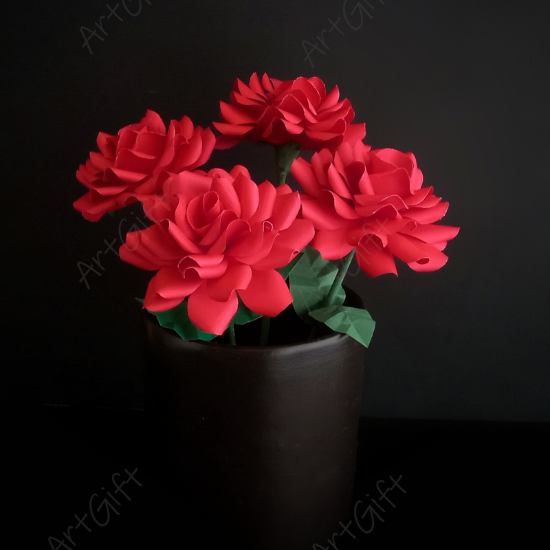 Maceta con rosas de papel de color rojo