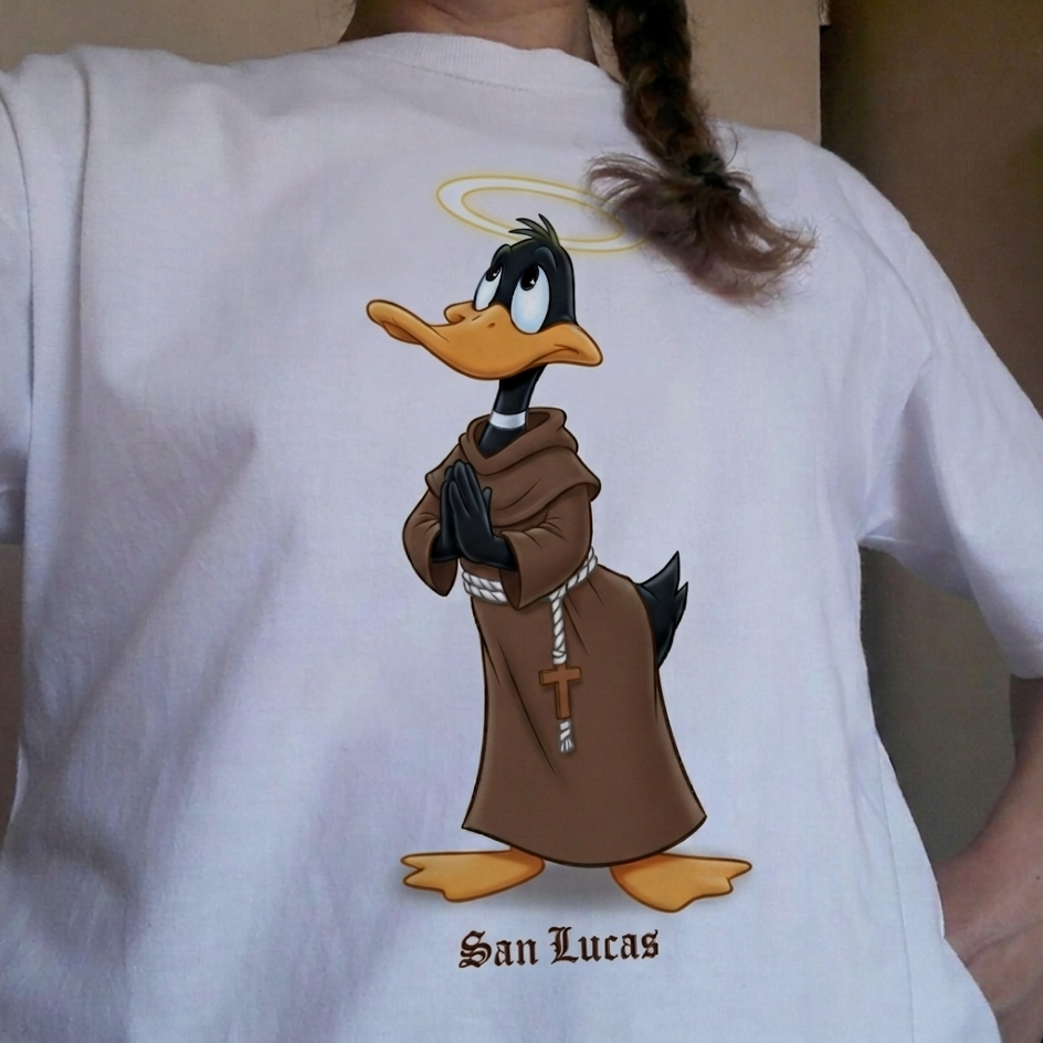 Persona portando una playera blanca con una imagen impresa